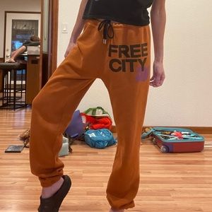 Original FREE CITY Joggers orange Sz L